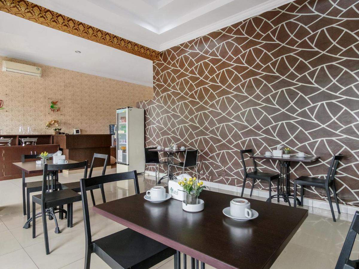 Oyo 741 Hotel Labuhan Raya Medan Buitenkant foto